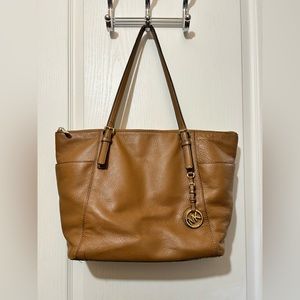 MICHAEL KORS SOFT LEATHER ZIPPERED TOTE BAG